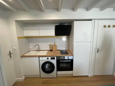 Cuisine ou kitchenette dans l'établissement Le Cordelier-Proche marché central et vieux port-wifi haut débit-