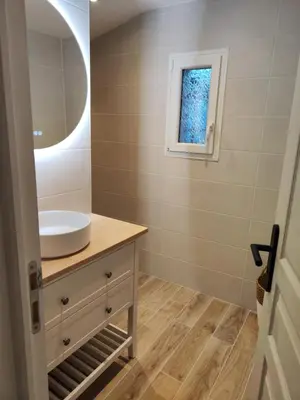 Salle de bains dans l'établissement La maisonnette d'Anaïs