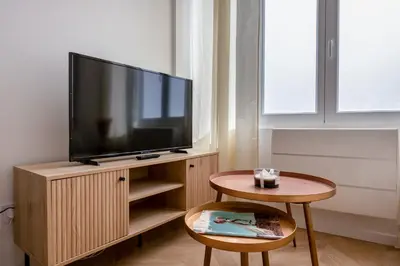 Télévision ou salle de divertissement dans l'établissement La Perle Citadine En Hyper Centre