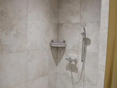 Salle de bains dans l'établissement Gîte rénové avec piscine intérieure, accessible PMR, en plein cœur du Bocage Vendéen. - FR-1-426-536