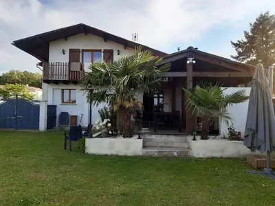 Jardin de l'établissement Maison de campagne 10 personnes.