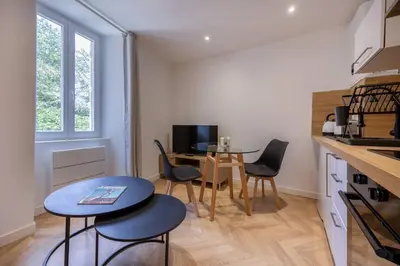 Cuisine ou kitchenette dans l'établissement Le Cocon Urbain en Hyper Centre