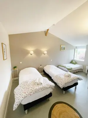 Un ou plusieurs lits dans un hébergement de l'établissement Domaine de Laléard Chambres de charme au calme absolu