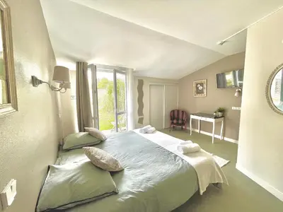 Un ou plusieurs lits dans un hébergement de l'établissement Domaine de Laléard Chambres de charme au calme absolu