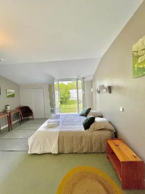 Un ou plusieurs lits dans un hébergement de l'établissement Domaine de Laléard Chambres de charme au calme absolu