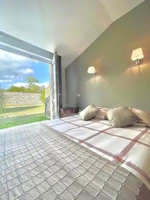 Un ou plusieurs lits dans un hébergement de l'établissement Domaine de Laléard Chambres de charme au calme absolu