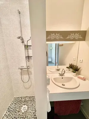 Salle de bains dans l'établissement Domaine de Laléard Chambres de charme au calme absolu