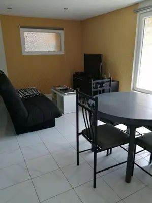 Télévision ou salle de divertissement dans l'établissement Gîte Bin Benaise draps et serviettes compris