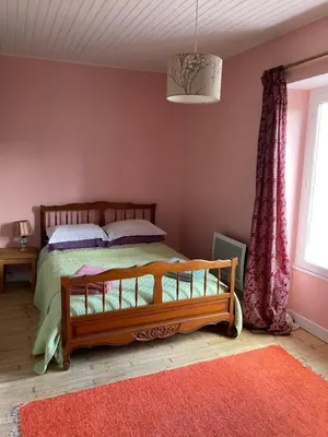 Un ou plusieurs lits dans un hébergement de l'établissement Right on the river- 4 bedroom house centre of town
