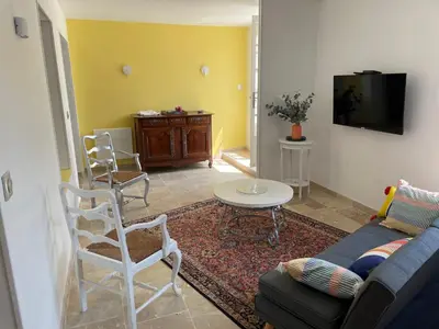 Télévision ou salle de divertissement dans l'établissement Un petit coin de paradis
