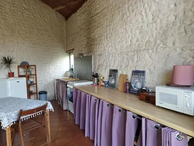 Cuisine ou kitchenette dans l'établissement Cottage chaleureux au calme