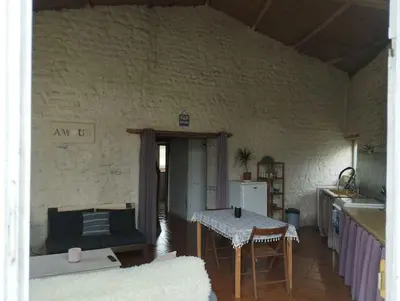 Télévision ou salle de divertissement dans l'établissement Cottage chaleureux au calme
