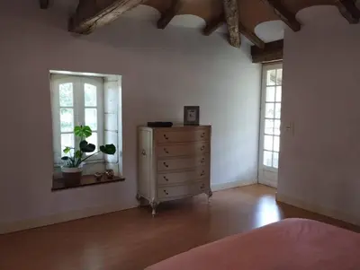 Un ou plusieurs lits dans un hébergement de l'établissement Cottage chaleureux au calme