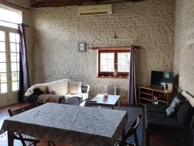 Télévision ou salle de divertissement dans l'établissement Cottage chaleureux au calme