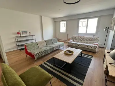 Coin salon dans l'établissement Superbe appartement avec parking