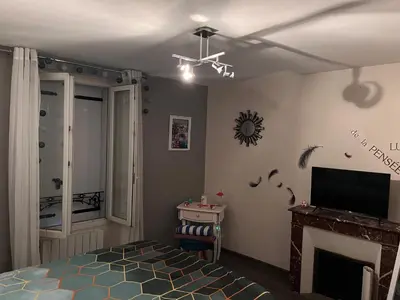 Télévision ou salle de divertissement dans l'établissement Maisonnette proche gare très agréable