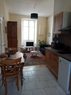 Cuisine ou kitchenette dans l'établissement Maison en plein cœur de ville à Montmorillon