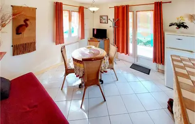 Coin salon dans l'établissement 2 Bedroom Stunning Home In Souvigne