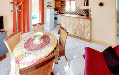 Cuisine ou kitchenette dans l'établissement 2 Bedroom Stunning Home In Souvigne
