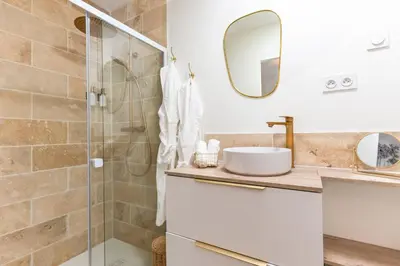 Salle de bains dans l'établissement Slow studio, Les Clés de l'Espoir, proche Poitiers