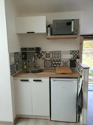 Cuisine ou kitchenette dans l'établissement Studio confort, charme & tranquilité 