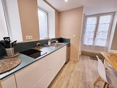 Cuisine ou kitchenette dans l'établissement Côté cour chaleureuse maison de ville