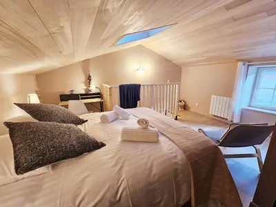 Un ou plusieurs lits dans un hébergement de l'établissement Côté cour chaleureuse maison de ville