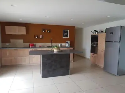 Cuisine ou kitchenette dans l'établissement gîte la vie en couleur 14 personnes