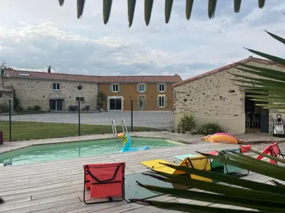 Piscine de l'établissement Gite la vie en couleur ou située à proximité