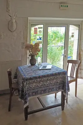 Coin salon dans l'établissement Hameau de la Brousse