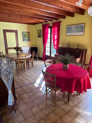 Coin salon dans l'établissement Maison de campagne cosy dans la verdure