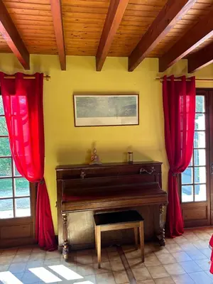Coin salon dans l'établissement Maison de campagne cosy dans la verdure