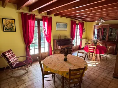 Coin salon dans l'établissement Maison de campagne cosy dans la verdure