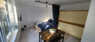 Coin salon dans l'établissement logement avec terrasse
