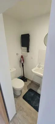 Salle de bains dans l'établissement logement avec terrasse