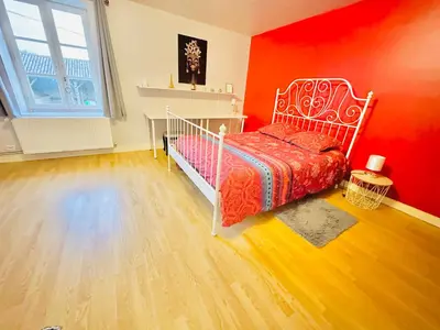 Un ou plusieurs lits dans un hébergement de l'établissement Grande Maison familiale bien équipée avec Billard