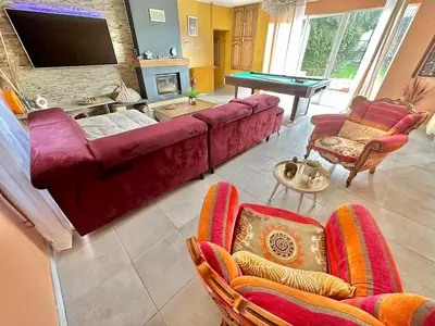 Télévision ou salle de divertissement dans l'établissement Grande Maison familiale bien équipée avec Billard