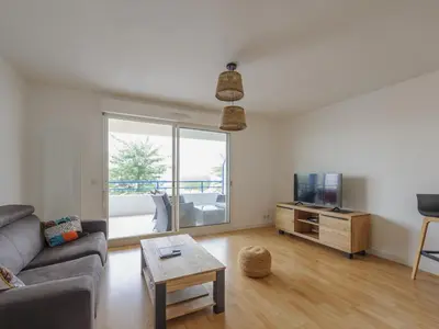 Télévision ou salle de divertissement dans l'établissement Appartement Calme avec Grande Terrasse, Aytré, Proche Lac, 2 Pers. - FR-1-258-213