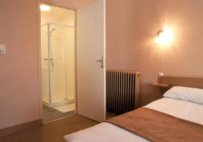 Un ou plusieurs lits dans un hébergement de l'établissement Hôtel des Pyrénées