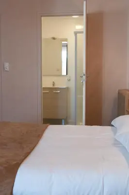 Un ou plusieurs lits dans un hébergement de l'établissement Hôtel des Pyrénées