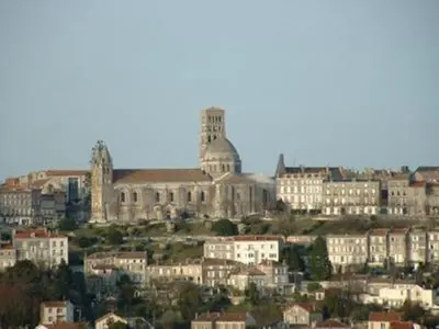 Vue générale sur Angoulême ou vue de la ville depuis l'hôtel