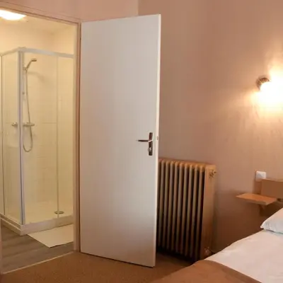 Salle de bains dans l'établissement Hôtel des Pyrénées