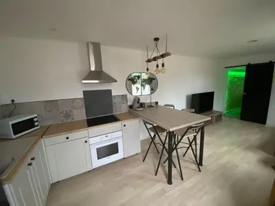 Cuisine ou kitchenette dans l'établissement Petite maison plain-pied climatisé