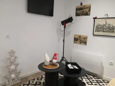 Télévision ou salle de divertissement dans l'établissement L 'ALBIZIA