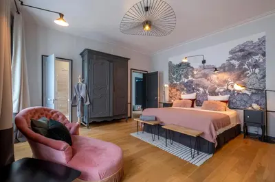 Un ou plusieurs lits dans un hébergement de l'établissement Escale Rochelaise, chambre avec access spa et sauna