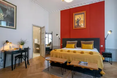 Un ou plusieurs lits dans un hébergement de l'établissement Escale Rochelaise, chambre avec access spa et sauna