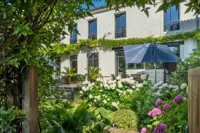 Jardin de l'établissement Escale Rochelaise, chambre avec access spa et sauna