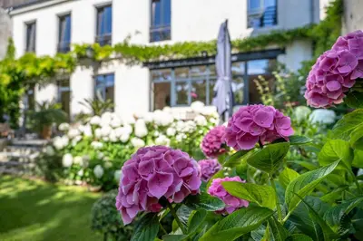 Jardin de l'établissement Escale Rochelaise, chambre avec access spa et sauna
