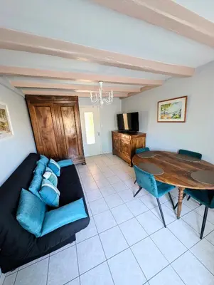 Coin salon dans l'établissement Maison de village classé petite cité de caractère