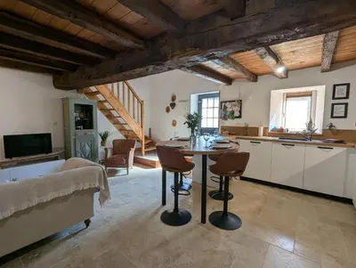 Télévision ou salle de divertissement dans l'établissement Gîte à l'ombre des Magnolias
